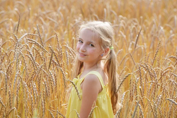 Mädchen im Weizenfeld — Stockfoto