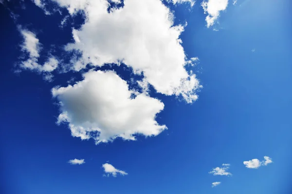 Himmel und weiße Wolken — Stockfoto