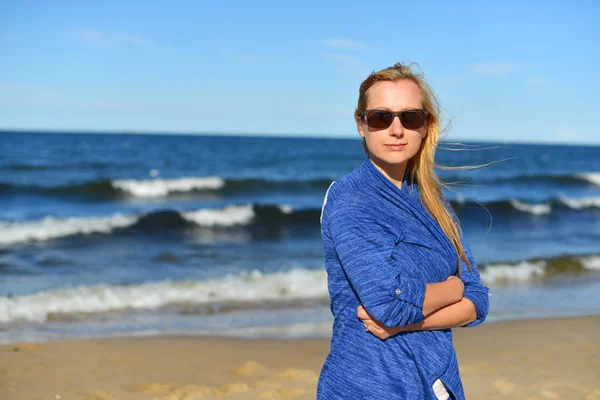 Mujer cerca del mar azul —  Fotos de Stock