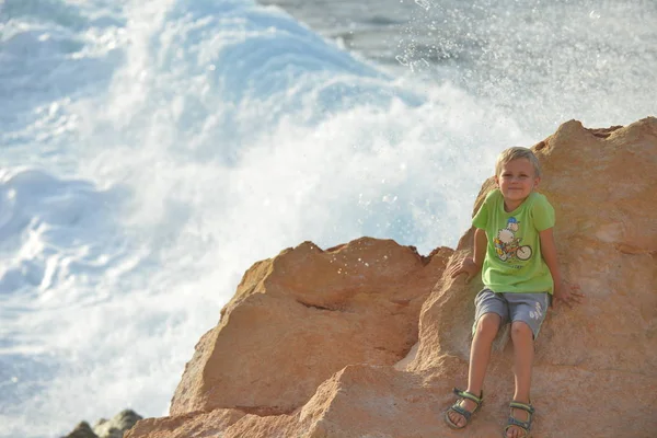 Netter Junge und Wellenplätschern — Stockfoto