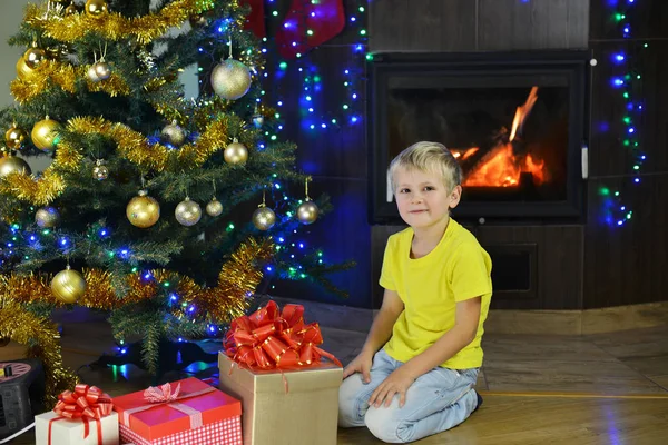 Menino com caixas de presente — Fotografia de Stock