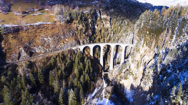 Krásný viadukt ve Švýcarsku — Stock fotografie