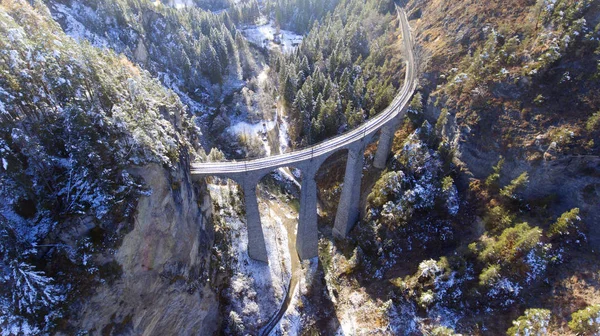 Krásný viadukt ve Švýcarsku — Stock fotografie