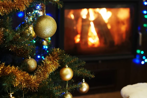 Arbre de Noël et coffrets cadeaux — Photo