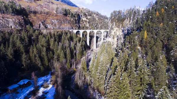 Krásný viadukt ve Švýcarsku — Stock fotografie