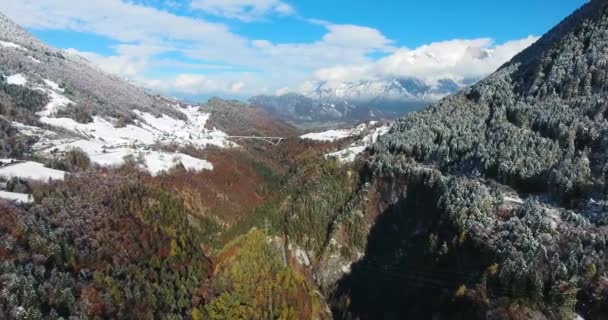 Montanhas na Suíça em tempo de inverno vista aérea — Vídeo de Stock