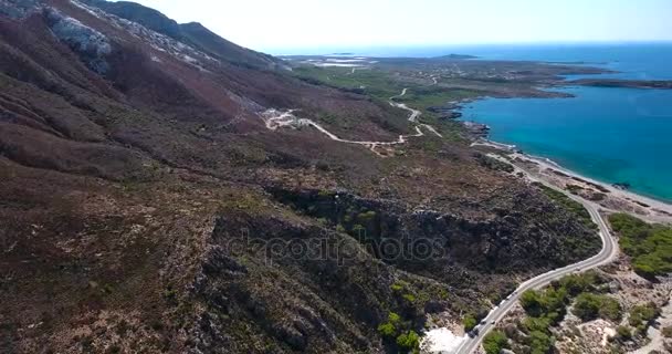 Camino a través de las montañas al mar en Creta Grecia — Vídeo de stock