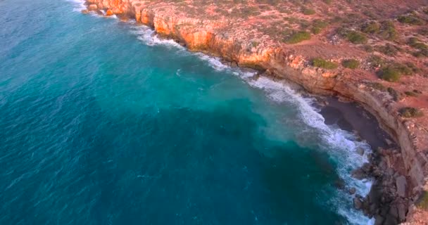 Bela praia com clifs ao pôr do sol — Vídeo de Stock