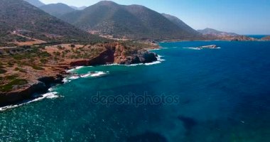 Mavi deniz, kayalıklardan sahilinde kırma dalgalar