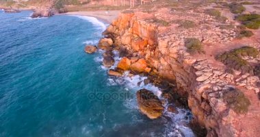 gün batımında clifs ile güzel deniz kıyısı