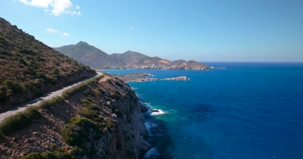 Fliegen über Straße am Meer — Stockvideo