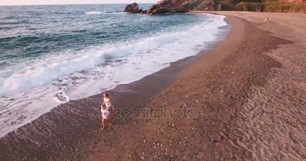 Gyerekek játszanak a strandon — Stock videók