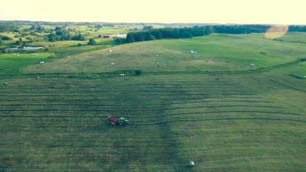 Trekker werken in velden luchtfoto — Stockvideo