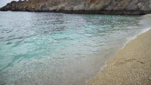 Красивый пляж с голубой водой — стоковое видео