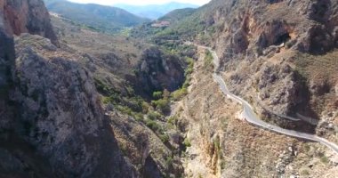 Girit Yunanistan dağlarında yol