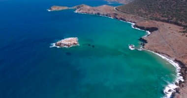 Mavi deniz, kayalıklardan sahilinde kırma dalgalar