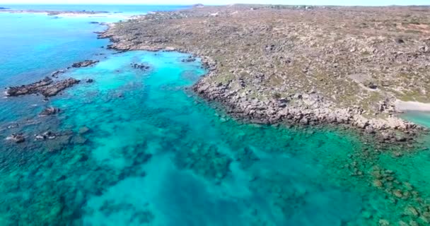 Prachtig uitzicht op de blauwe strand van Elafonissi op Kreta — Stockvideo