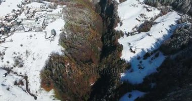 İsviçre dağlarında, kış zaman havadan görünümü