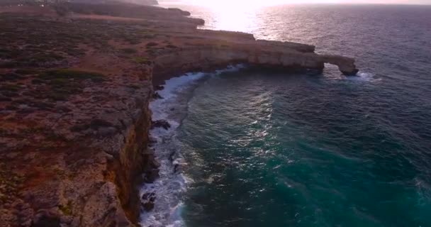 Hermosa costa con acantilados al atardecer — Vídeos de Stock