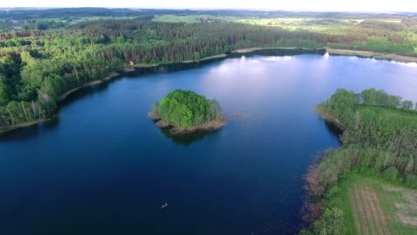 Légi kilátás gyönyörű tó — Stock videók
