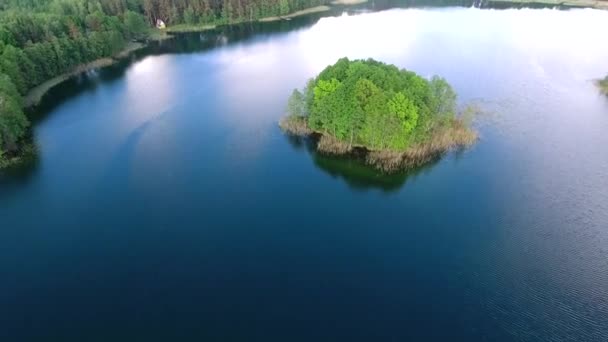 Letecký pohled na krásné jezero — Stock video