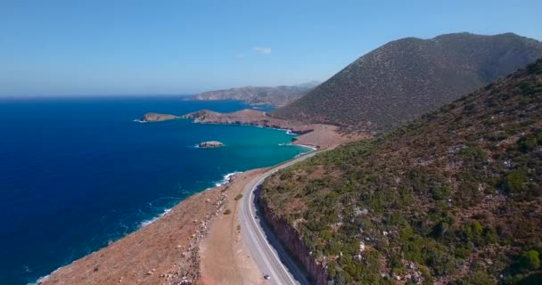 Sobrevolando el camino a orillas del mar — Vídeos de Stock