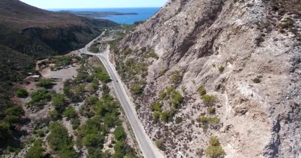 Vägen genom bergen till havet på Kreta Grekland — Stockvideo