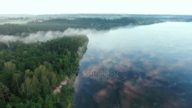 sis göl sabahın erken saatlerinde üzerinde yukarıda uçan