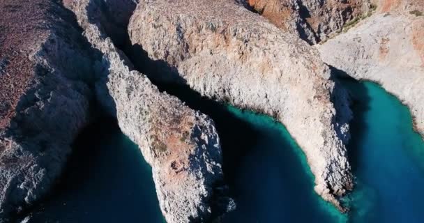 Блакитне море, хвилі ламаються в скелях на березі — стокове відео