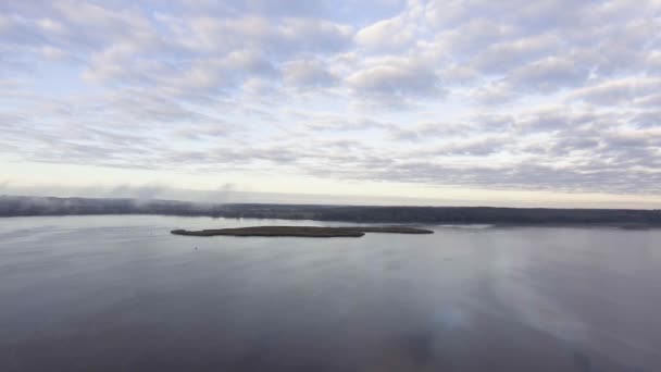 Volando sobre la niebla sobre el lago temprano en la mañana — Vídeo de stock