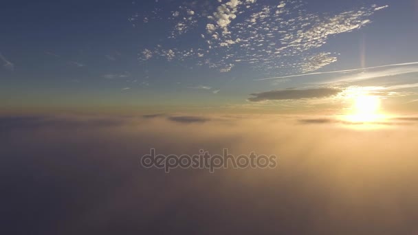 Flieger über Wolken am Morgen — Stockvideo