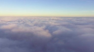 sabah, bulutların üstünde flyig