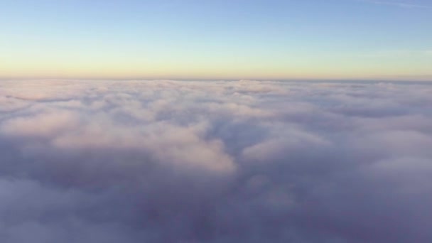 Flieger über Wolken am Morgen — Stockvideo