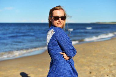 Kumsalda genç bir kadın