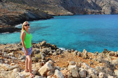 mavi deniz kenarında genç kadın