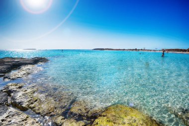köpük dalgalar sıçrama de taşlar