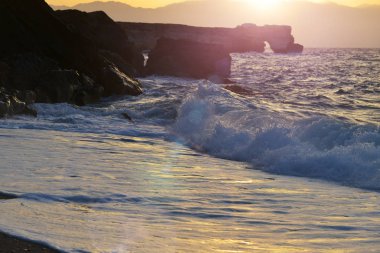 Dalgalar sıçrama de taşlar 