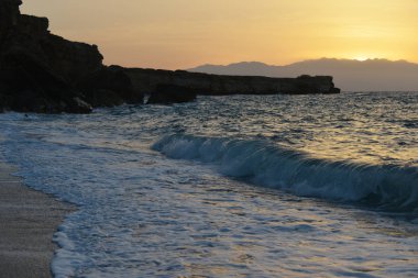 Dalgalar sıçrama de taşlar 