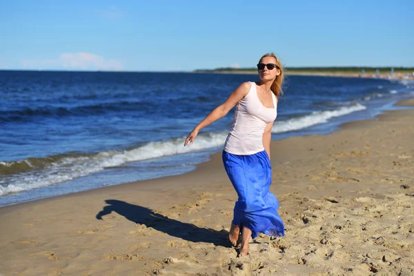 해변의 젊은 여자 — 스톡 사진