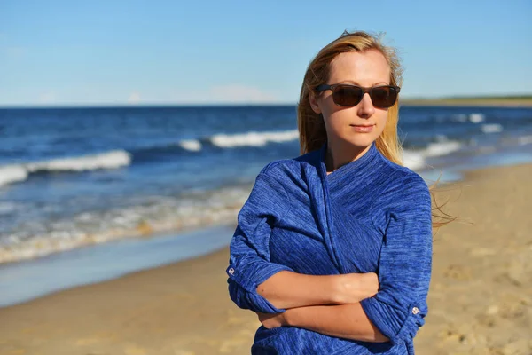 Jeune femme sur la plage — Photo