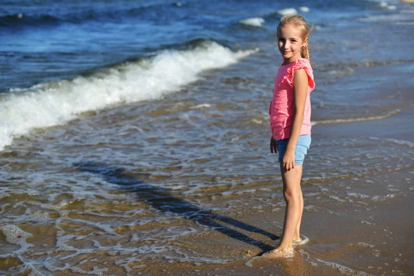 Girl on sea beach — Stock Photo, Image