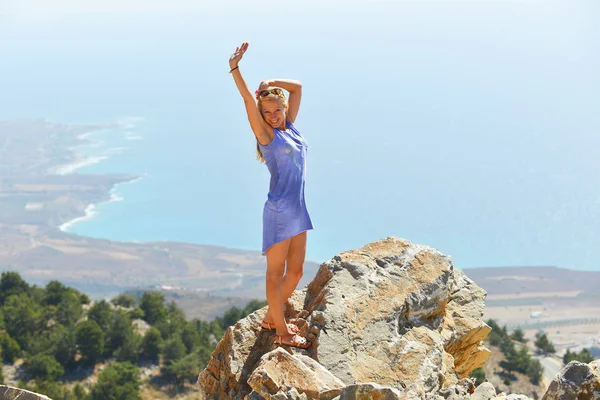 Молодая женщина возле синего моря — стоковое фото