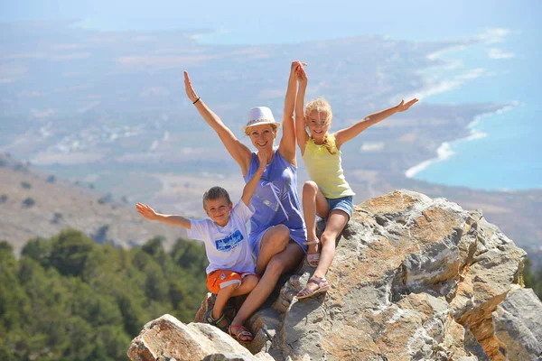 Mulher com seus filhos — Fotografia de Stock