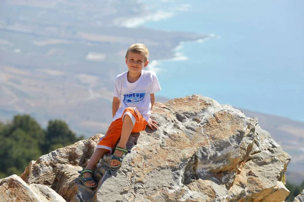 Junge auf dem Gipfel des Berges — Stockfoto
