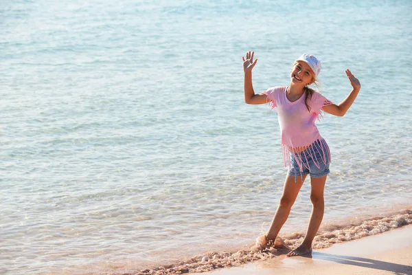 Roztomilá dívka hraje na břehu — Stock fotografie