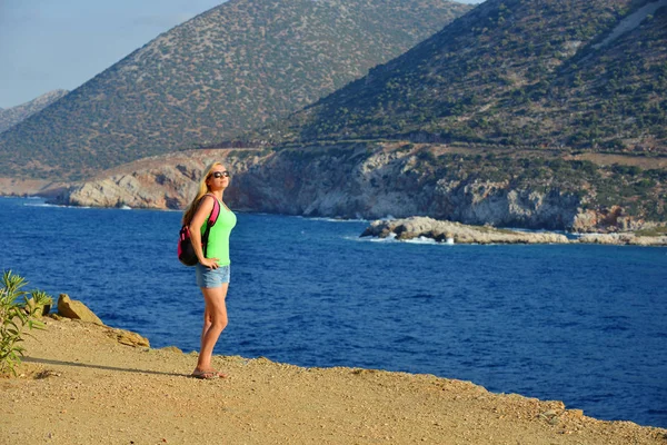 mavi deniz kenarında genç kadın