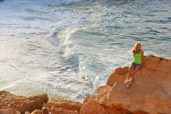 Νεαρή γυναίκα κοντά σε γαλάζια θάλασσα — Φωτογραφία Αρχείου