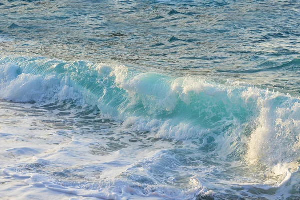 Šplouchnutí vlny na kameny — Stock fotografie