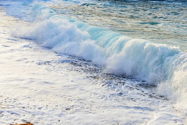 Ondas respingo em pedras — Fotografia de Stock