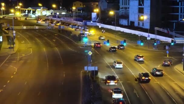 Tráfico en la ciudad por la noche — Vídeos de Stock